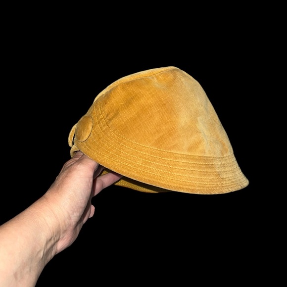 Vintage 1950s Cloche Hat Gold Velvet Unique Button Accents Adjustable - Picture 6 of 8